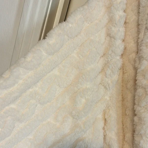 Koolaburra by UGG Cream Plush Robe with Shawl Collar - Picture 3 of 3